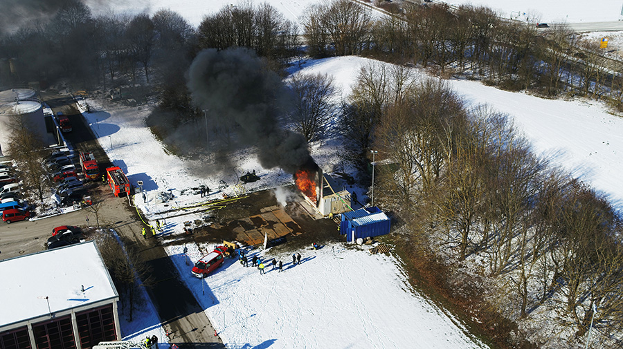 Dunkle Rauchschwaden steigen über dem Gelände der Werkfeuerwehr der TUM auf dem Forschungscampus Garching auf. 