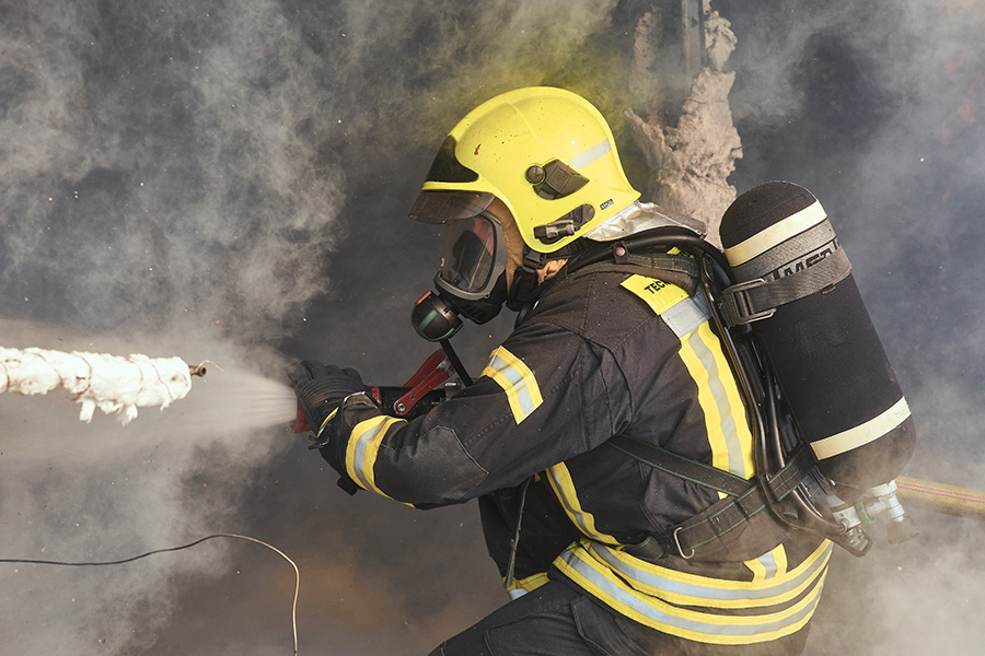 Das Löschverhalten des Feuers im Versuchsraum fließt auch in die wissenschaftlichen Untersuchungen mit ein.