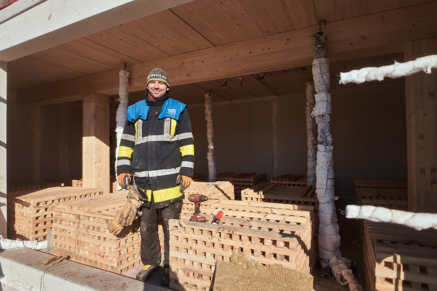 The wooden cribs inside the fire room simulate the furniture of a crowded room, as project manager Thomas Engel explains. 