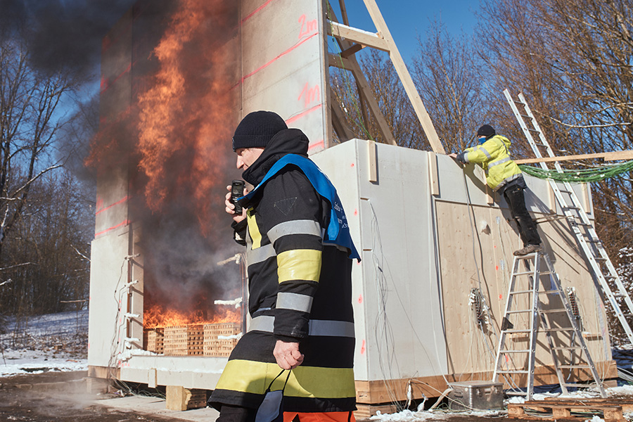 Während des Brandes herrschen im Versuchsraum Temperaturen von bis zu 1300 Grad Celsius.