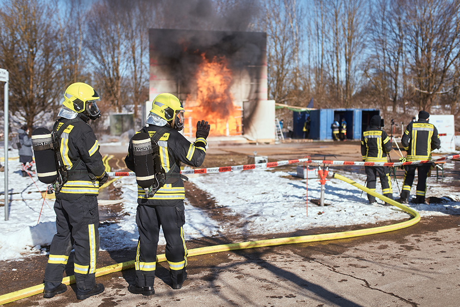 Die Feuerwehr der TUM sorgt während der Versuche für die Sicherheit. 