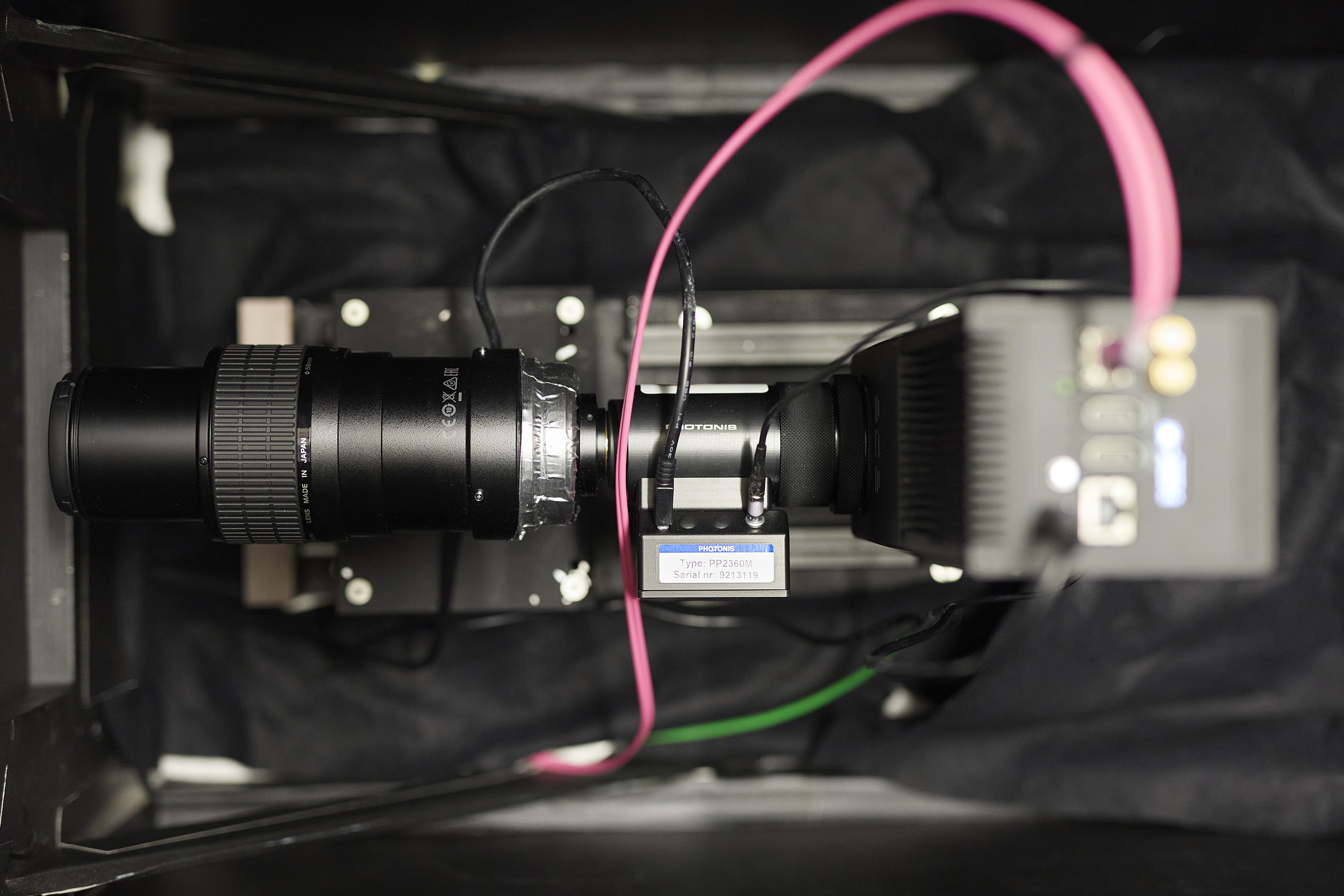 Kamera mit Bildverstärker und Zoom-Objektiv. Das pinkfarbene Kabel schickt die Signale von bis zu 80 Millionen aktivierter Pixel pro Sekunde zur Datenauswertung an einen Hochleistungs-PC. 
