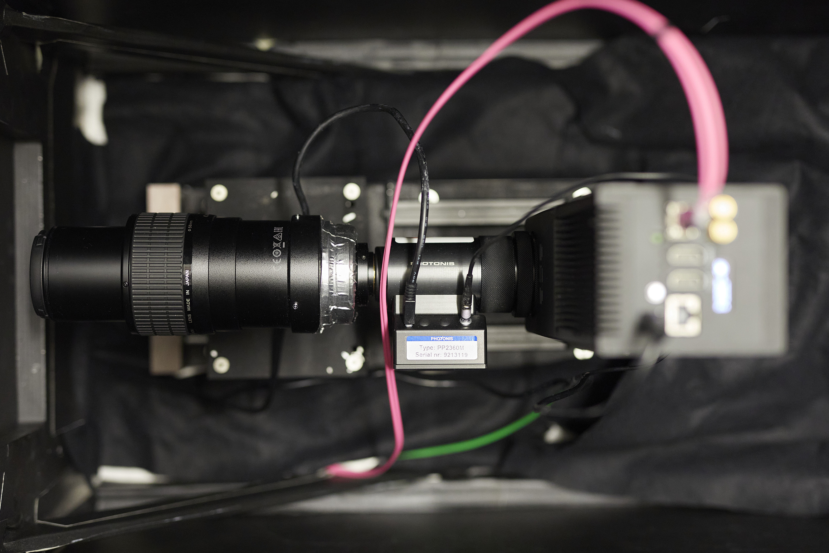 Kamera mit Bildverstärker und Zoom-Objektiv. Kamera mit Bildverstärker und Zoom-Objektiv. Das pinkfarbene Kabel schickt die Signale von bis zu 80 Millionen aktivierter Pixel pro Sekunde zur Datenauswertung an einen Hochleistungs-PC.