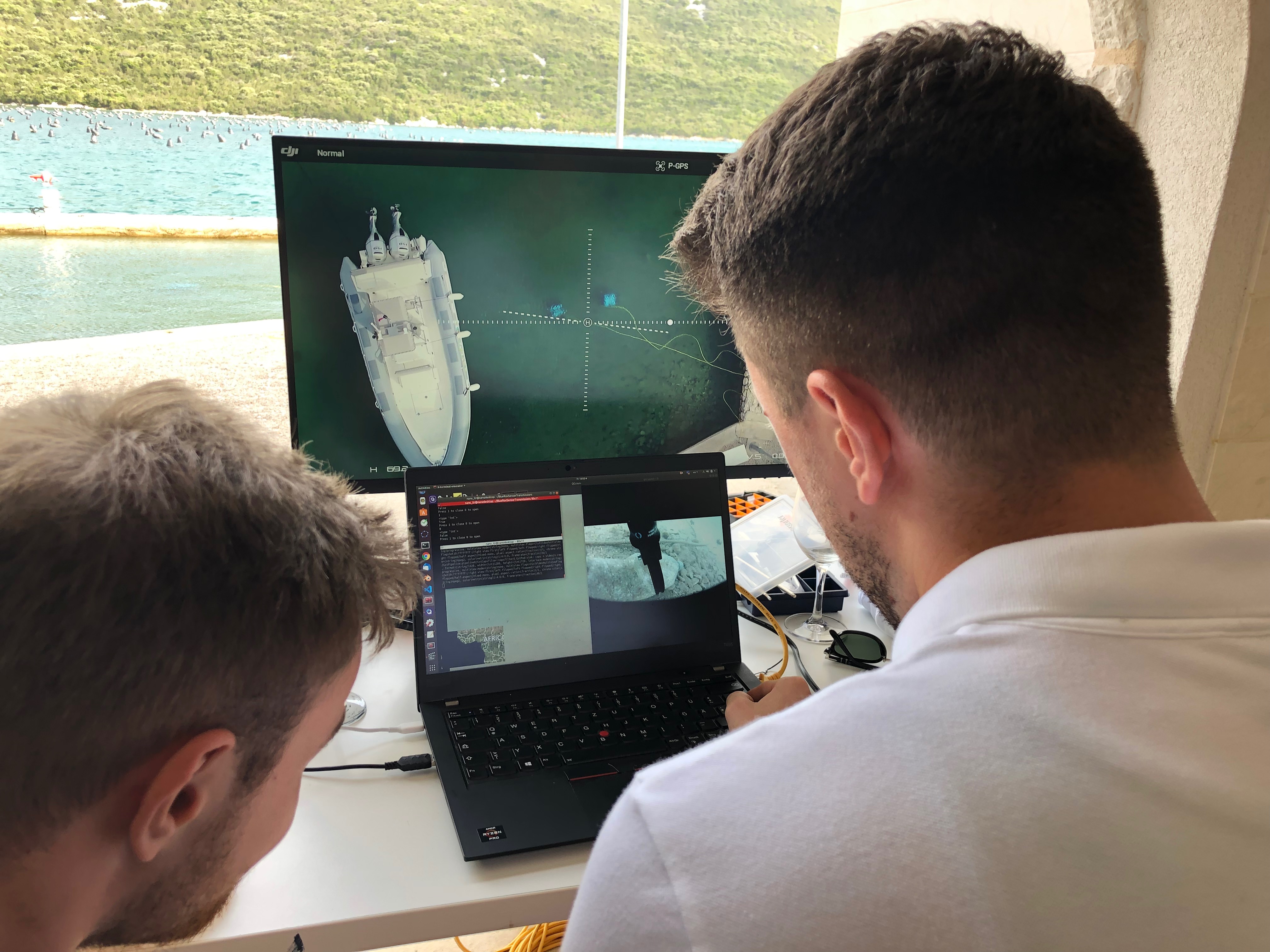 Die Forschungsgruppe des SeaClear-Projekts beobachtet die Unterwasser-Aktivitäten des Roboters am Monitor.