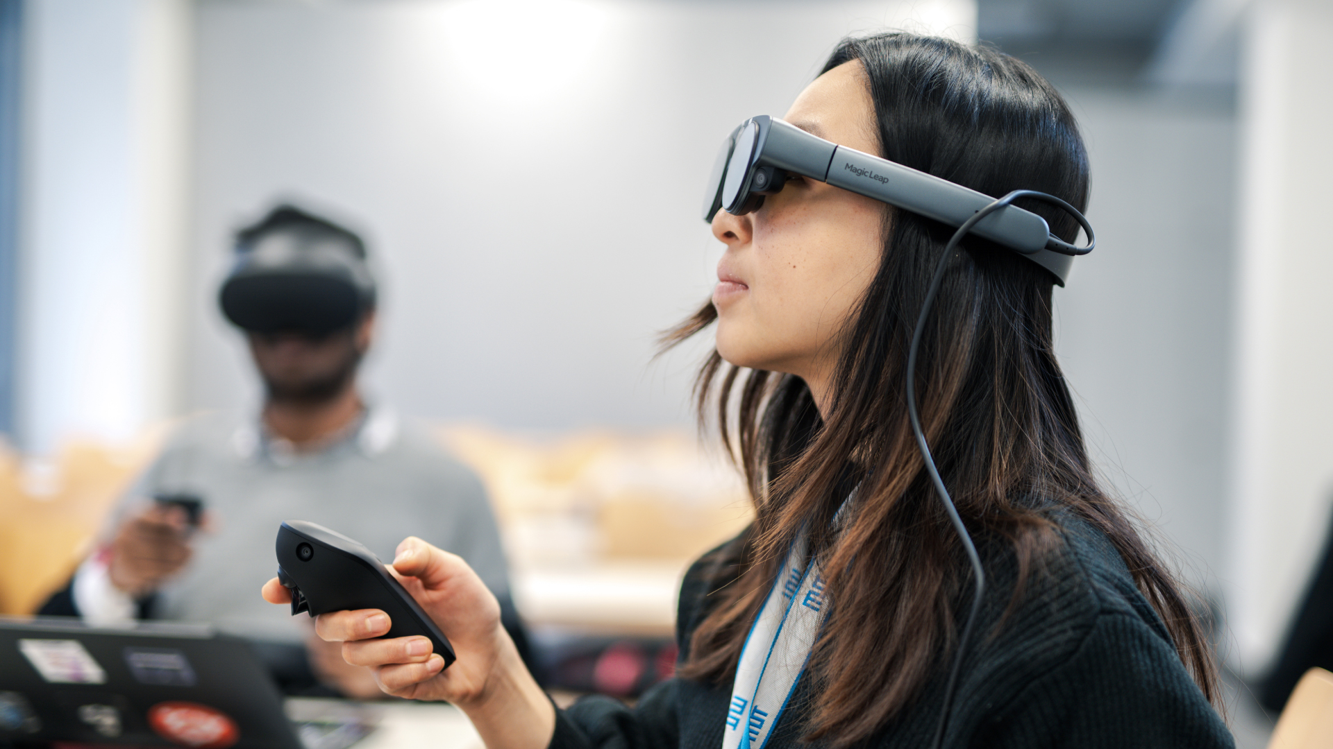Studierende arbeiten mit VR-Brillen