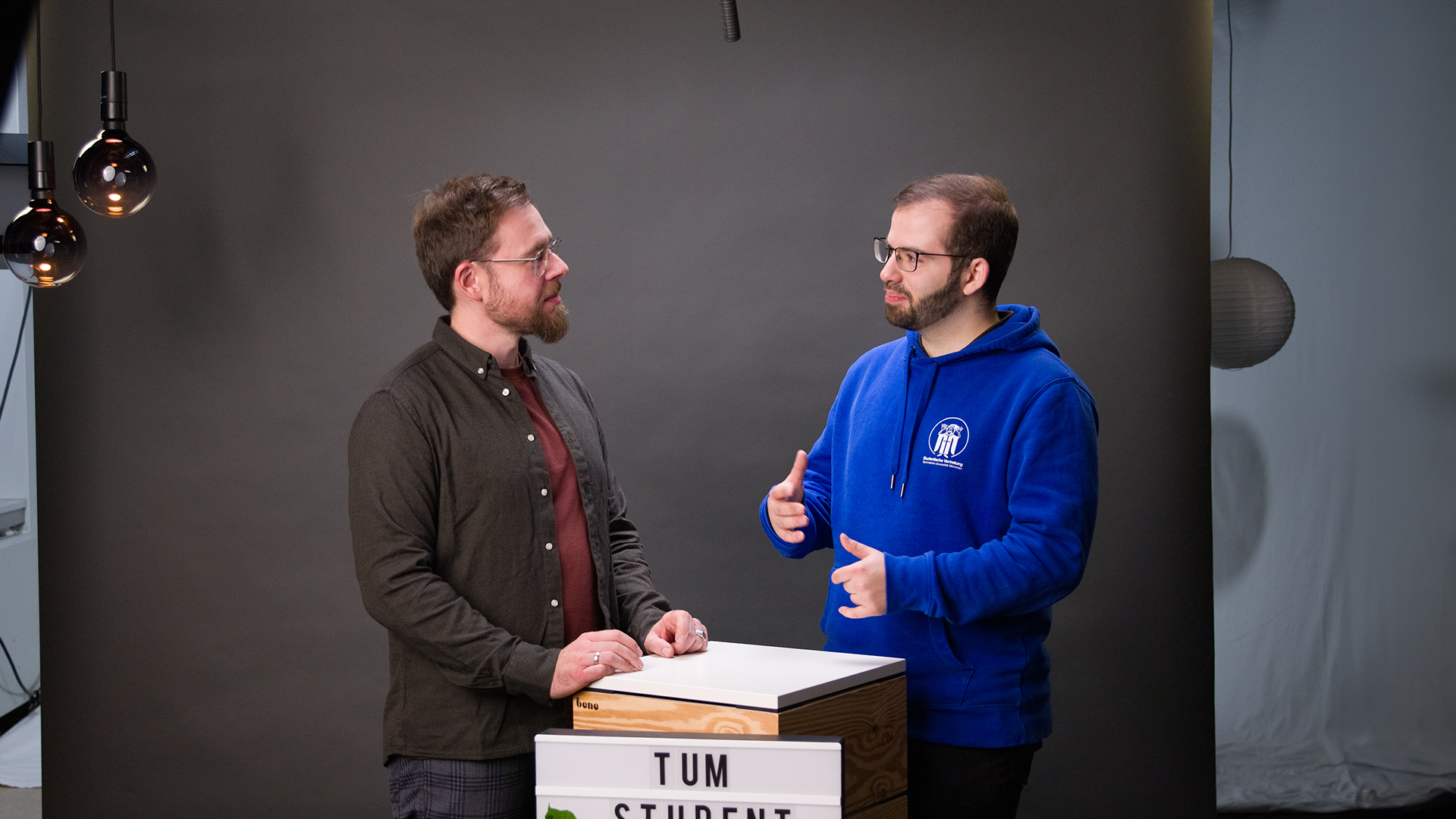 Engagiert für die Interessen der Studierenden: AStA-Vorsitzender Lukas Frias Santos (r.) im Gespräch mit Stefan Kögler vom TUM Center for Study and Teaching