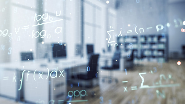 Lernen von Daten und Lineare Algebra Mathematische Gleichungen auf einem das Bild füllenden Ausschnitt eines Bildschirms, in dem sich ein Computerarbeitsraum spiegelt