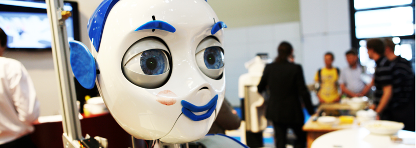 Mensch und Maschine in Interaktion - der Robotor IURO (EU-Forschungsprojekt) ist zwar noch nicht in unserem Feedbacksystem dabei, vielleicht kann er aber auch hier eines Tages verstehender Helfer für Menschen werden. (Foto: Lehrstuhl für Steuerungs- und Mensch und Maschine in Interaktion: Bussi für den Roboter IURO (EU-Forschungsprojekt). Er ist zwar noch nicht in unserem Feedbacksystem dabei, vielleicht kann er aber auch eines Tages ein verstehender Helfer für uns Menschen werden. (Foto: Lehrstuhl f