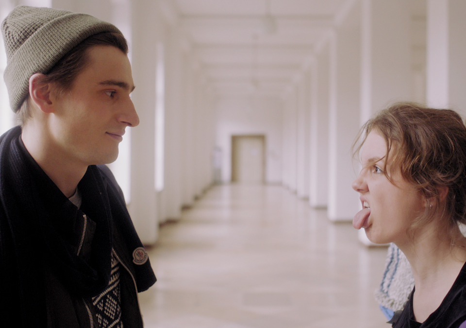Um ihren Freund zu "droppen" braucht Juli (Alina Stiegler) die Hilfe von Kommilitone Lukas (Sebastian Schneider). (Webserie "Technically Single", Bild: COCOFILMS / KARBE FILM)