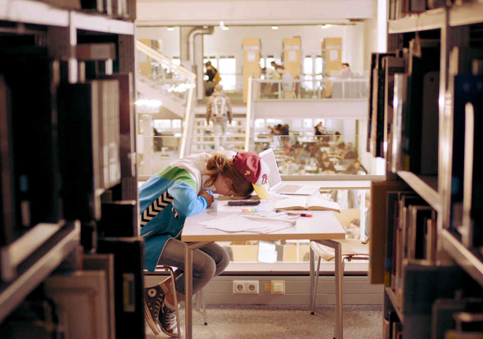 Power napping in the TUM library: Juli needs a break. (Web series "Technically Single", image: COCOFILMS / KARBE FILM)