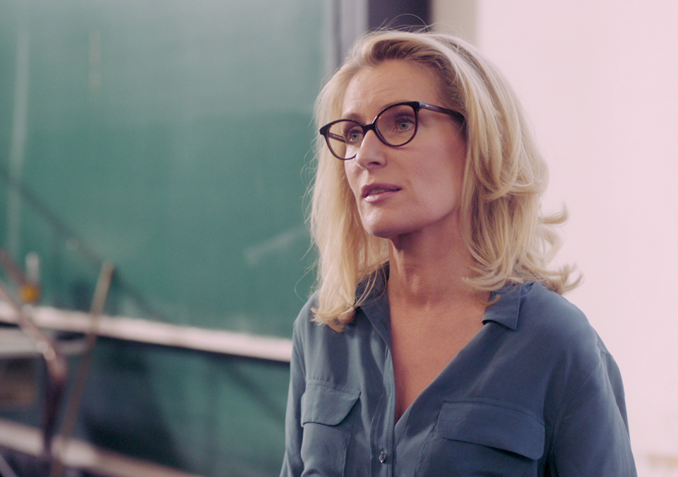 A student of Medicine at TUM: Maria Furtwängler as Professor Bornholm. (Web series "Technically Single", image: COCOFILMS / KARBE FILM)