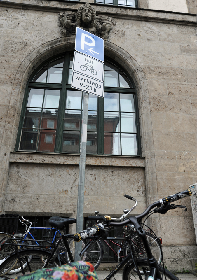 Fahrradparkplatz mit Schild