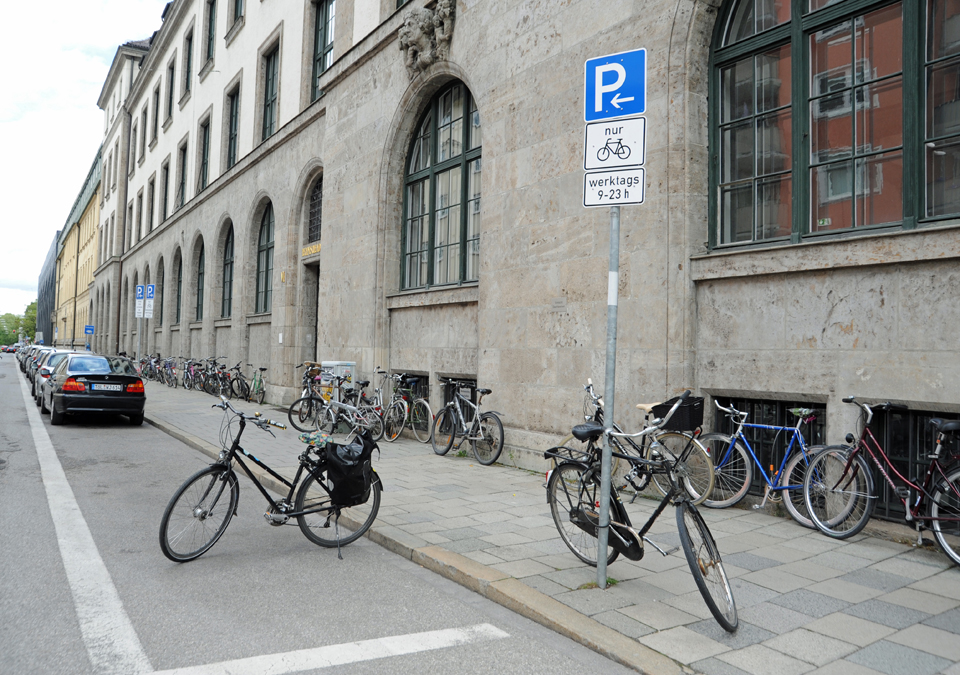 Parkplatz für Fahrräder und Autos