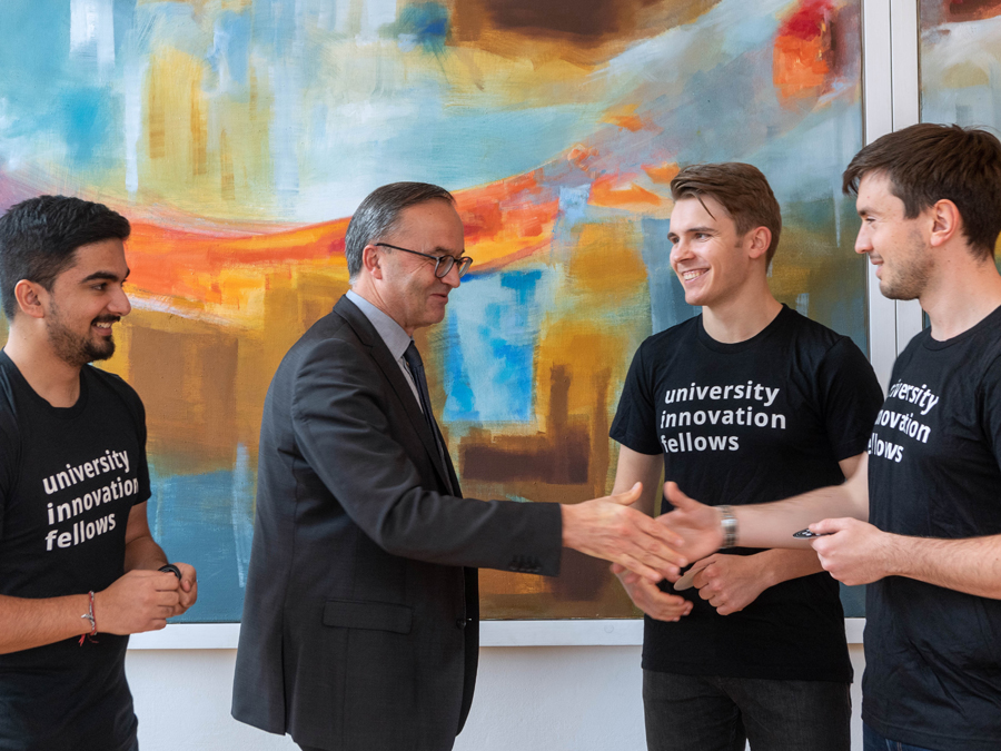 TUM-Vizepräsident Gerhard Müller und drei der University Innovation Fellows