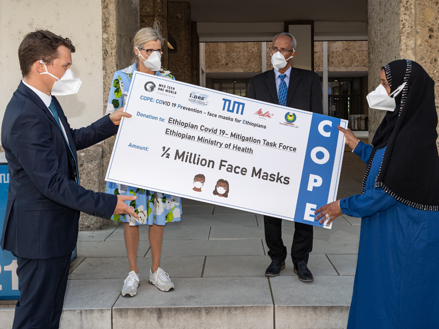 Fabian Jodeit, TUM Vice President Prof. Juliane Winkelmann, Ambassador Bereded Anemute Kebede, and Consul Ubah Mohammed Hussien (from left to right).