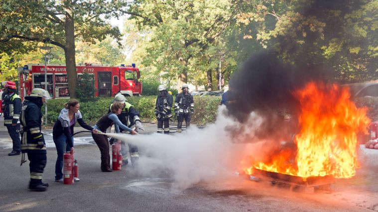 Feuerwehr beim Löschen eines Feuers. Feuerwehr beim Löschen eines Feuers.