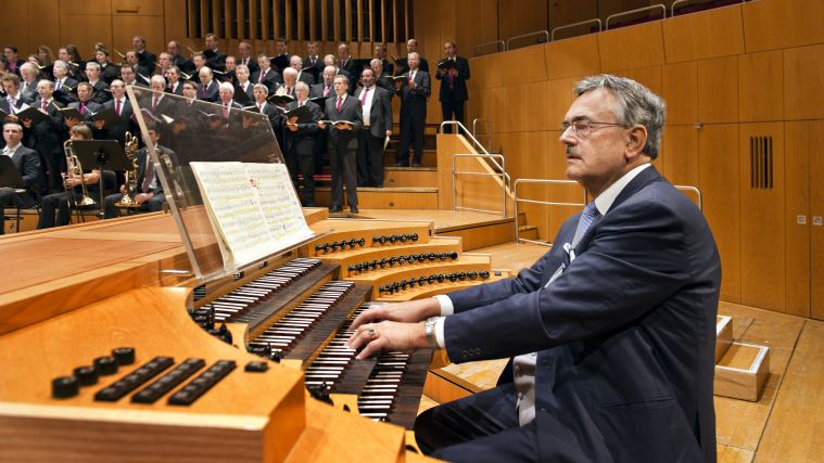 Der Präsident der TUM, Wolfgang A. Herrmann, spielt Orgel. Der Präsident der TUM, Wolfgang A. Herrmann, spielt Orgel.